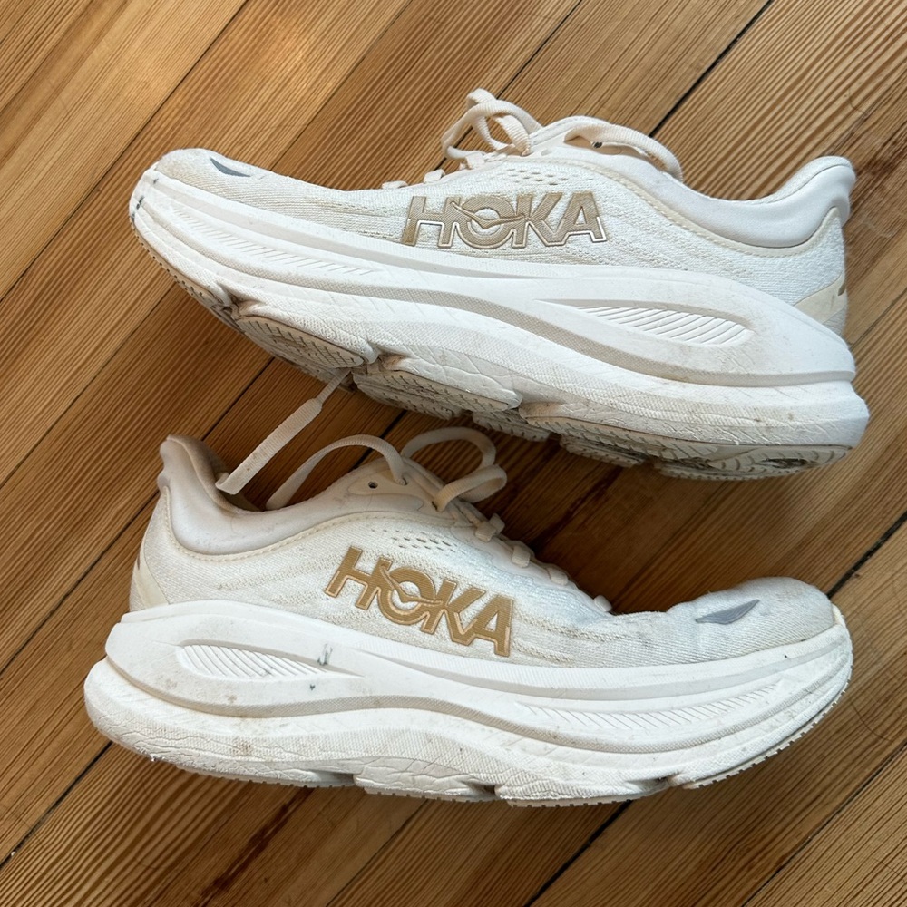 Hoka Bondi 9, women’s running shoes, size 8, peach color